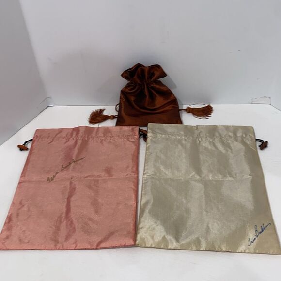 Wrapables Beautiful Embroidered Silk Travel Bag for Lingerie & Shoes - Picture 7 of 10